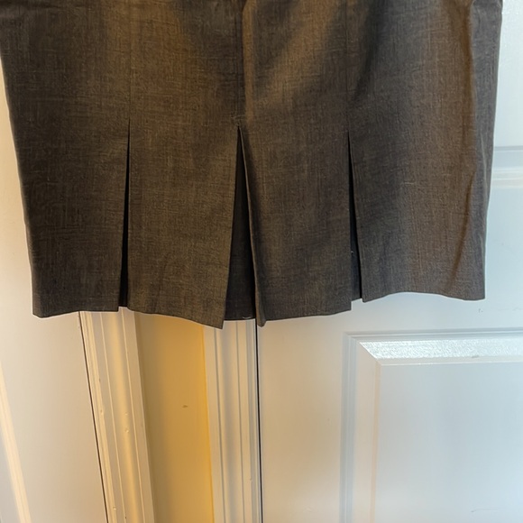 Ann Taylor gray wool fully lined skirt – size 10; beautiful back pleated detail - Picture 3 of 6